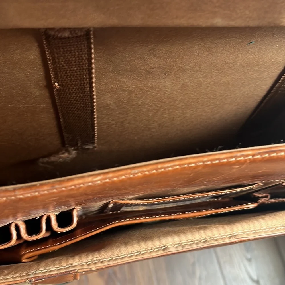 Vintage Wilsons, cognac leather messenger bag. - Picture 5 of 16